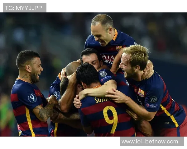 友谊赛精彩对决AC米兰与巴萨战成平局乌龙球引发全场欢呼